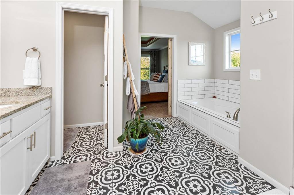 704 Buckeye Lane, Pleasant Hill, MO 64080