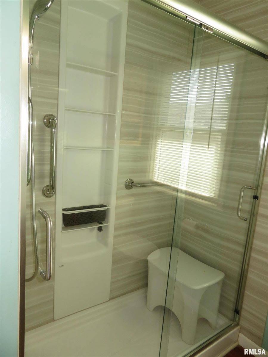 236 13TH Street, Silvis, IL 61282