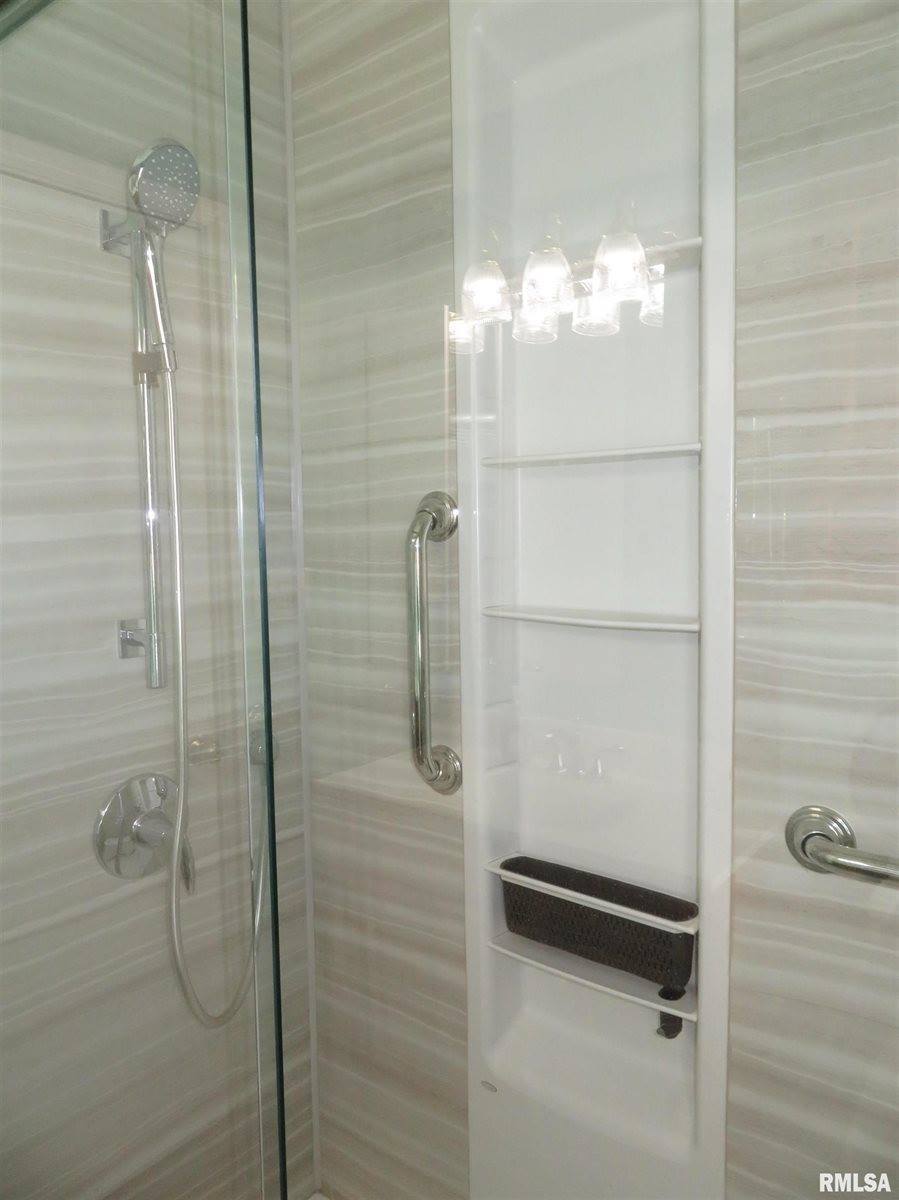 236 13TH Street, Silvis, IL 61282