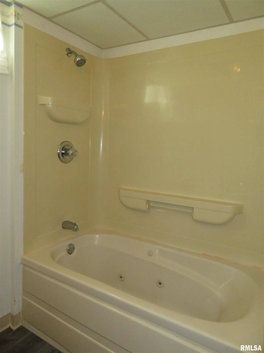 236 13TH Street, Silvis, IL 61282