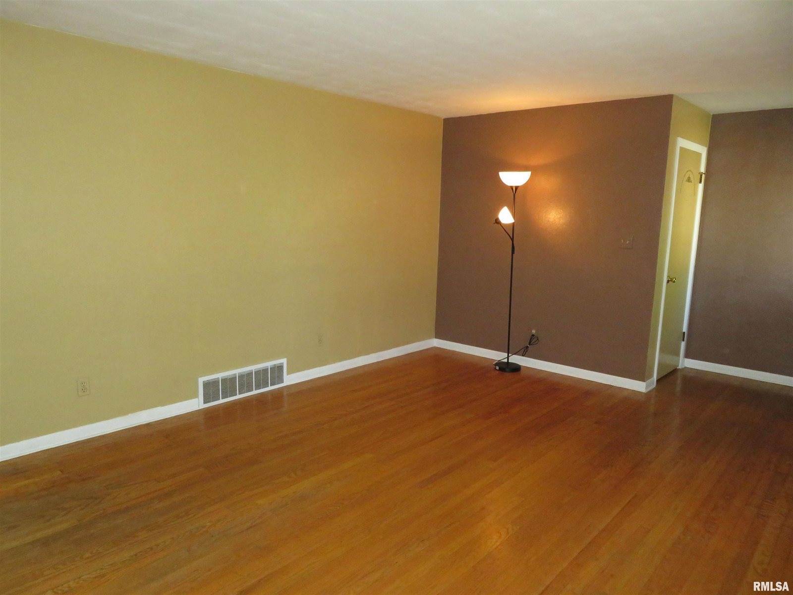 236 13TH Street, Silvis, IL 61282