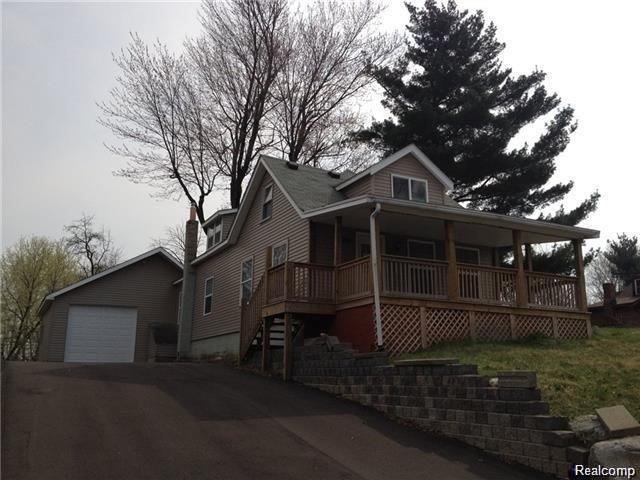749 S Winding, waterford, MI 48328