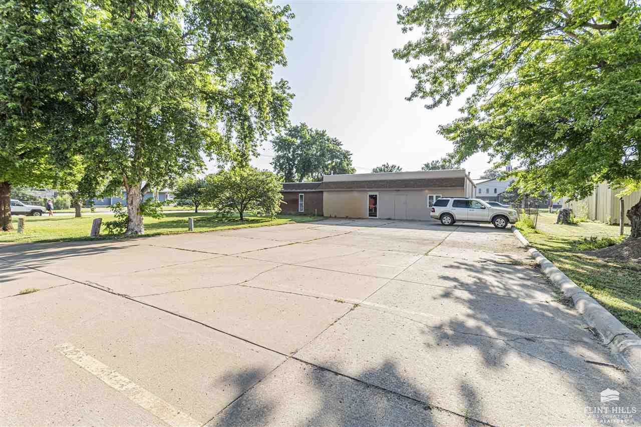 1201 W Walnut Street, Salina, KS 67401