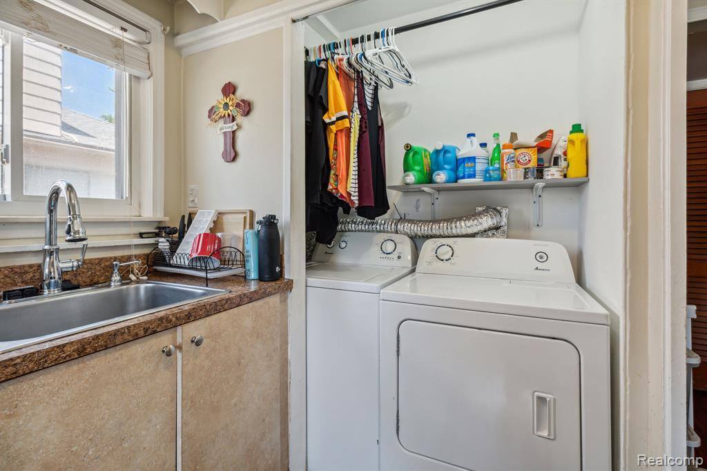 5669 Katherine Street, Dearborn Heights, MI 48125