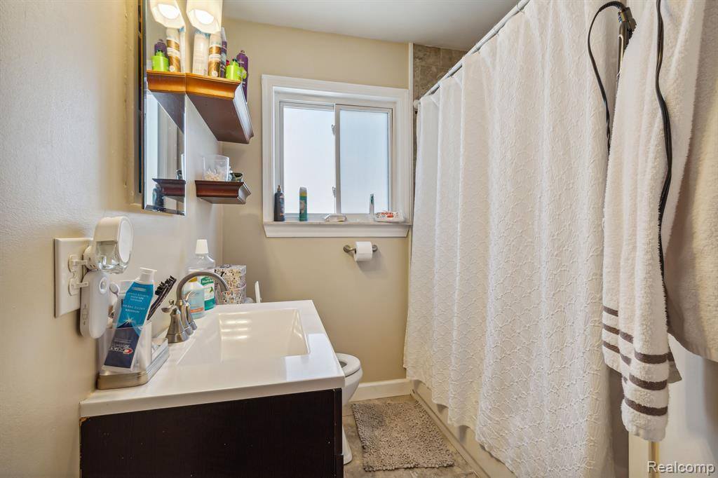 5669 Katherine Street, Dearborn Heights, MI 48125