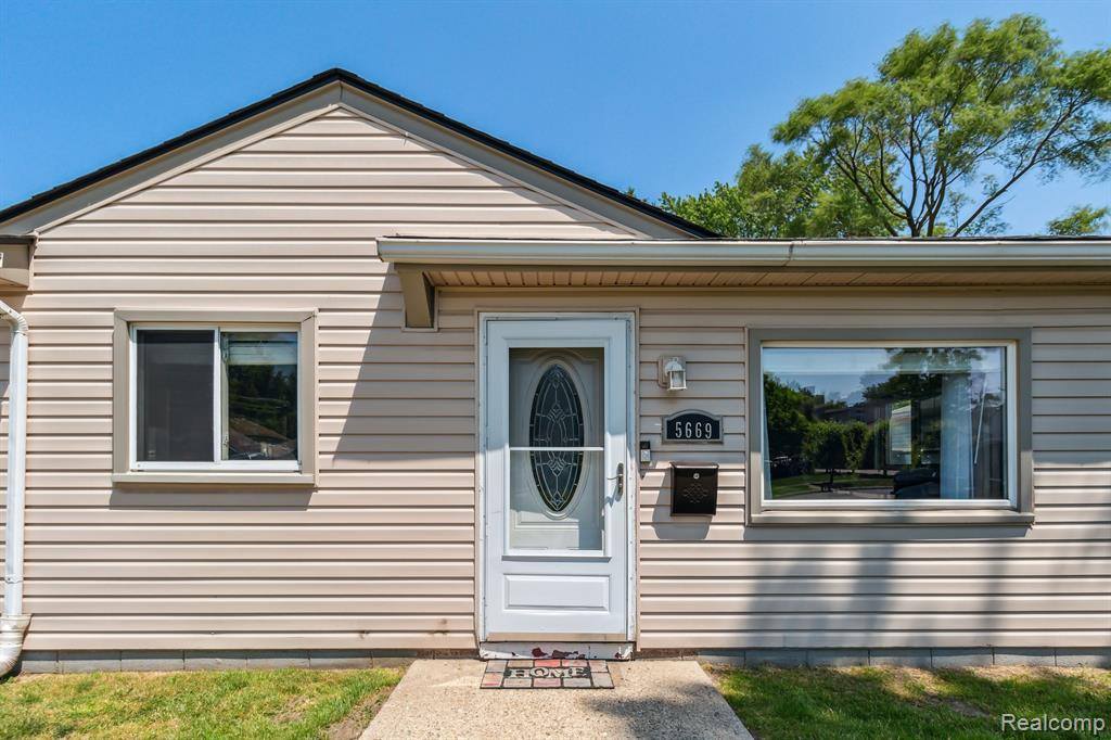5669 Katherine Street, Dearborn Heights, MI 48125