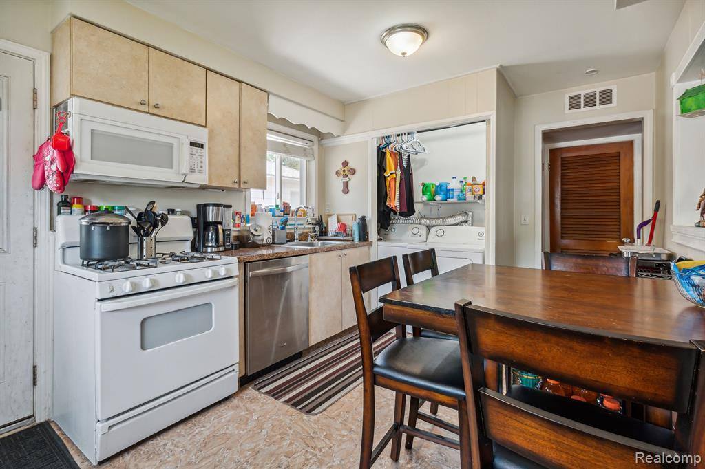 5669 Katherine Street, Dearborn Heights, MI 48125