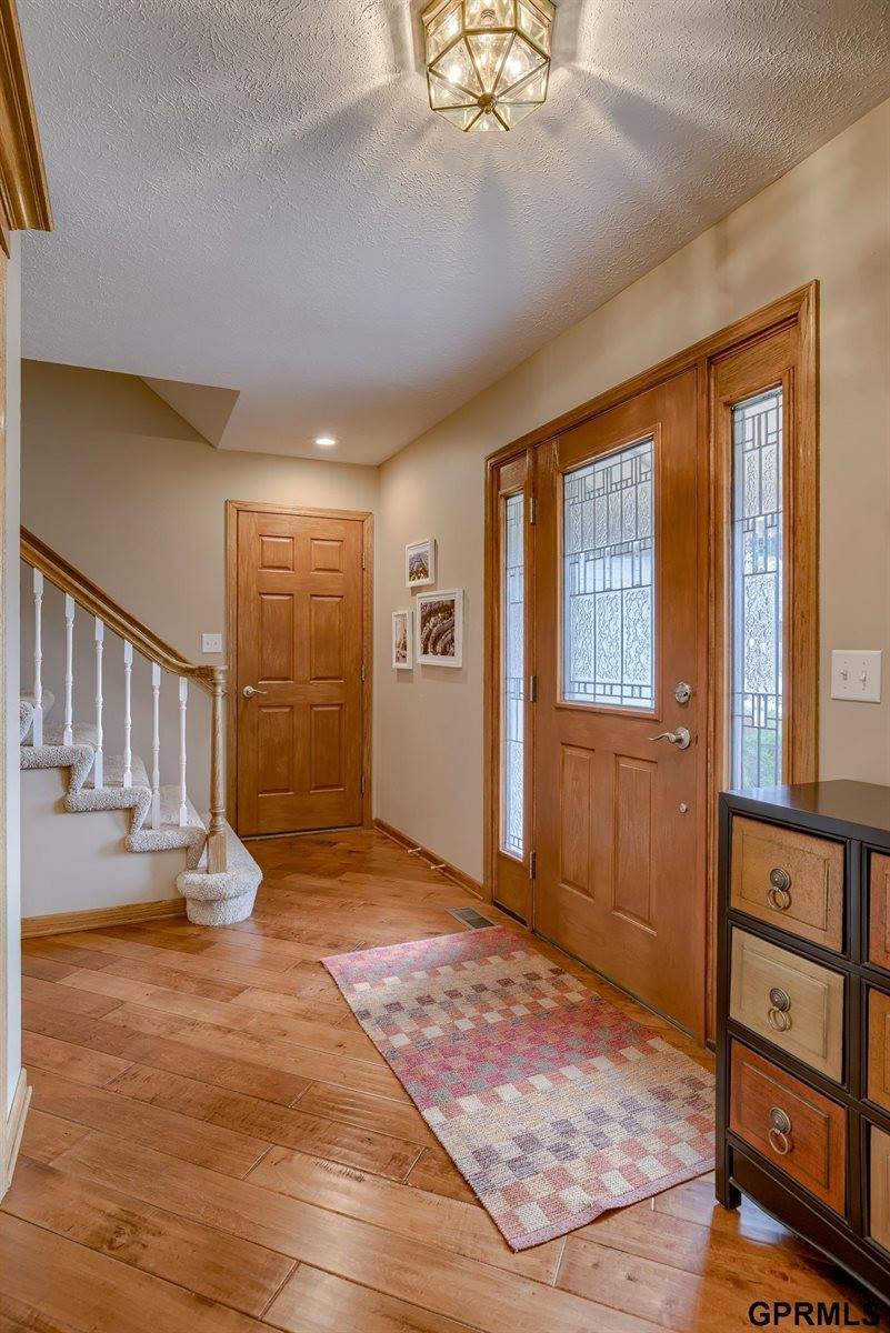 909 S 159 Avenue, Omaha, NE 68118