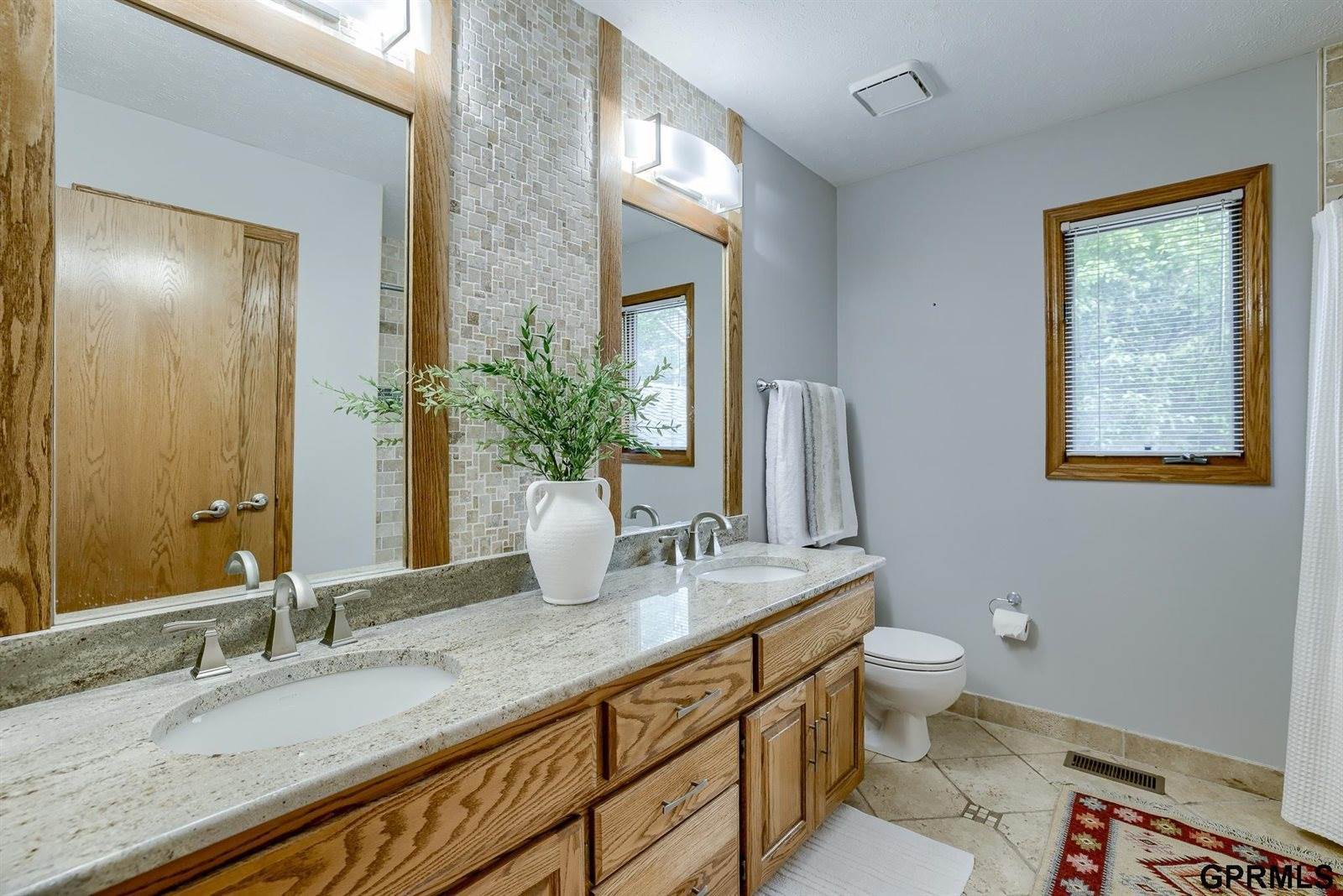 909 S 159 Avenue, Omaha, NE 68118