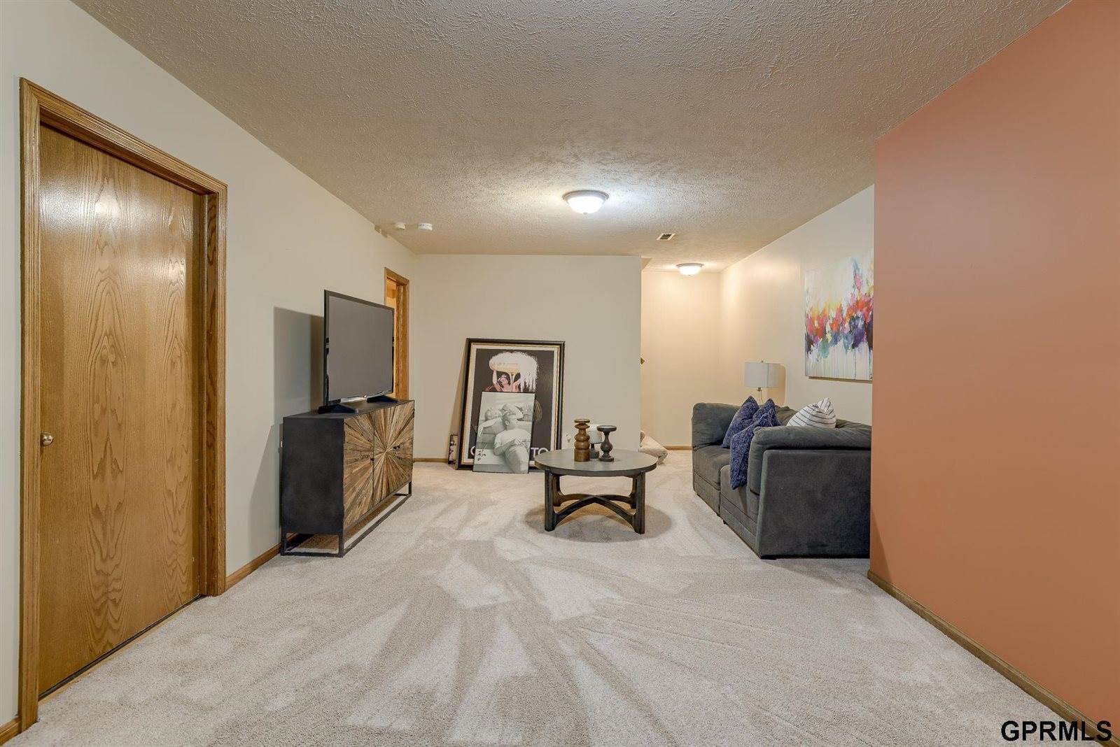 909 S 159 Avenue, Omaha, NE 68118