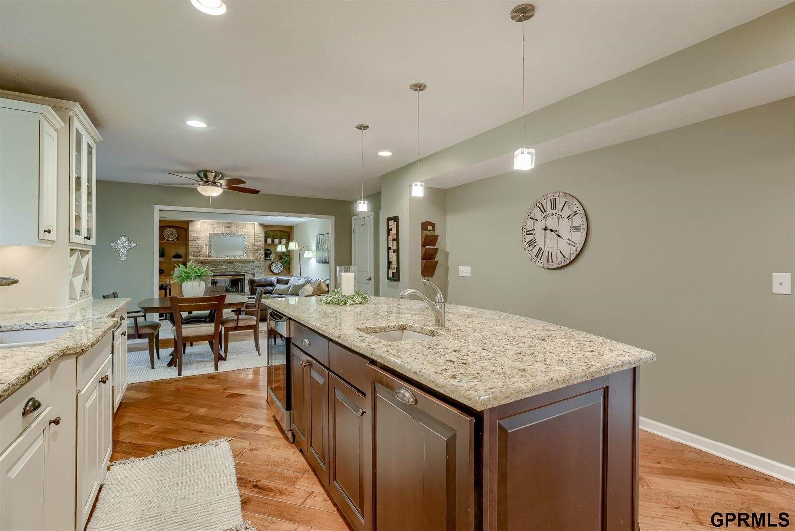 909 S 159 Avenue, Omaha, NE 68118