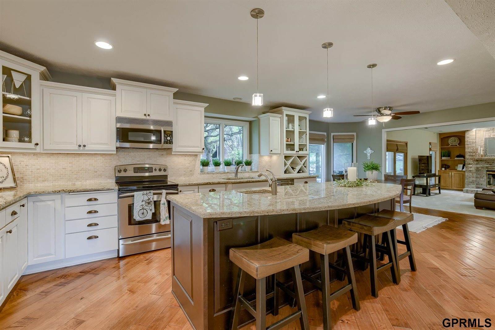 909 S 159 Avenue, Omaha, NE 68118