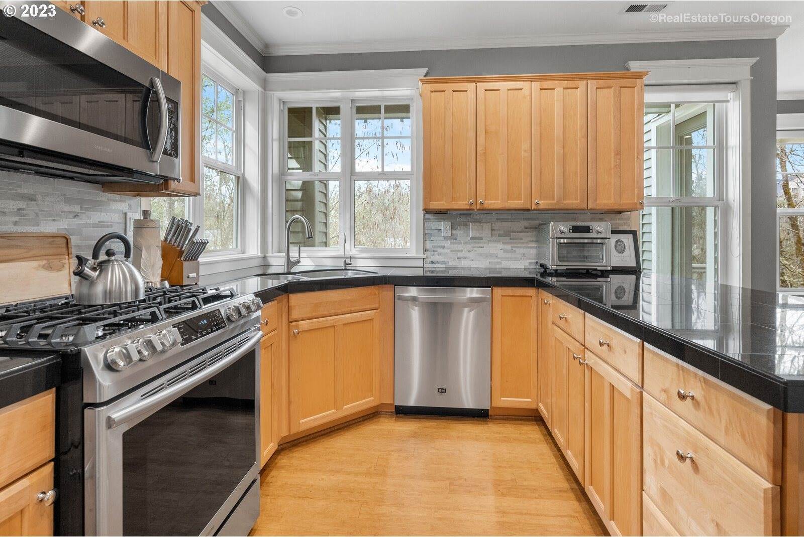 10264 NW Edgewood Dr, Portland, OR 97229