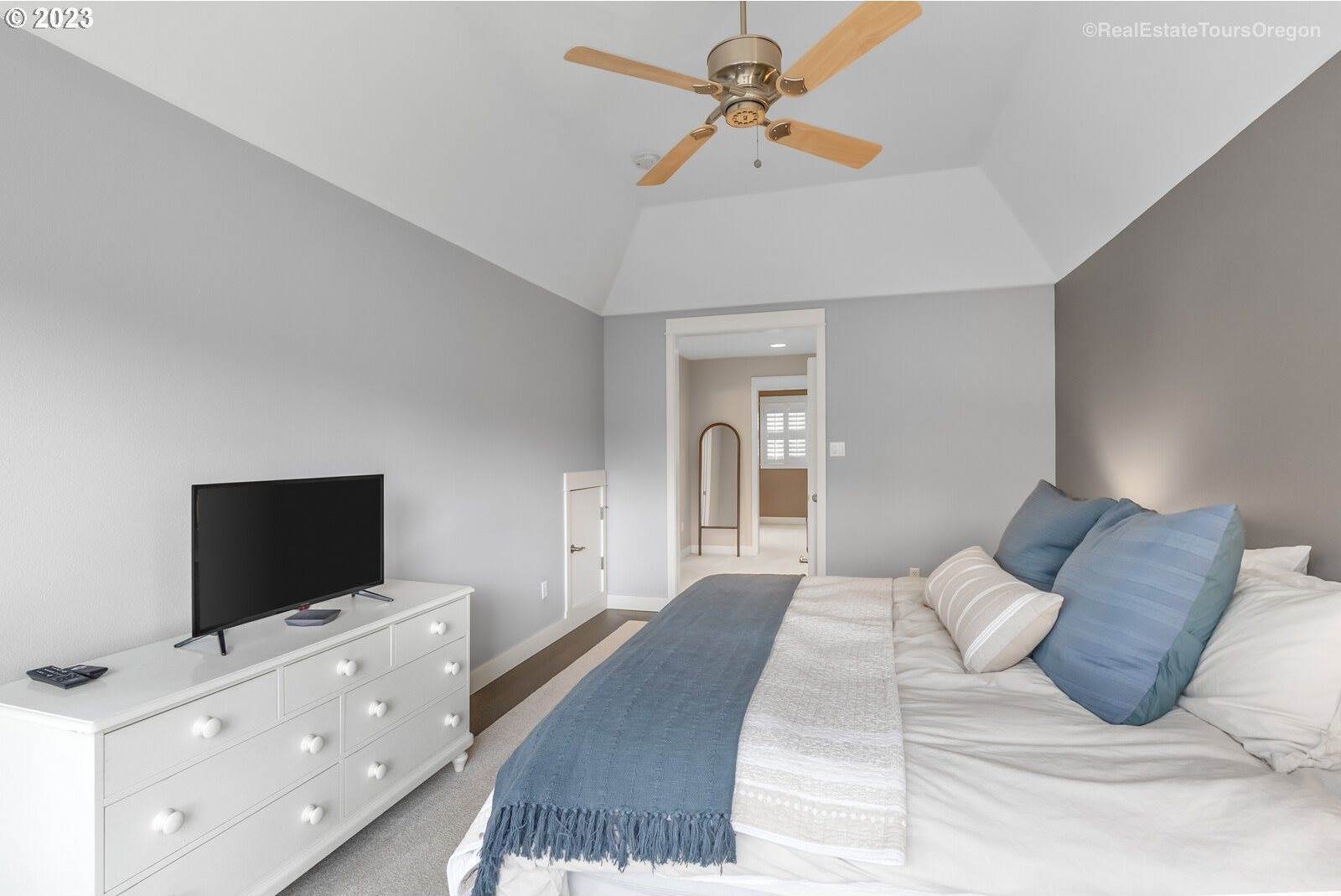 10264 NW Edgewood Dr, Portland, OR 97229