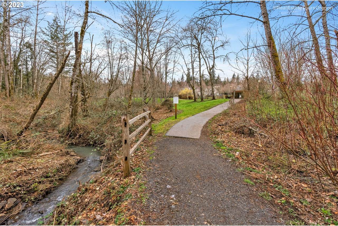 10264 NW Edgewood Dr, Portland, OR 97229