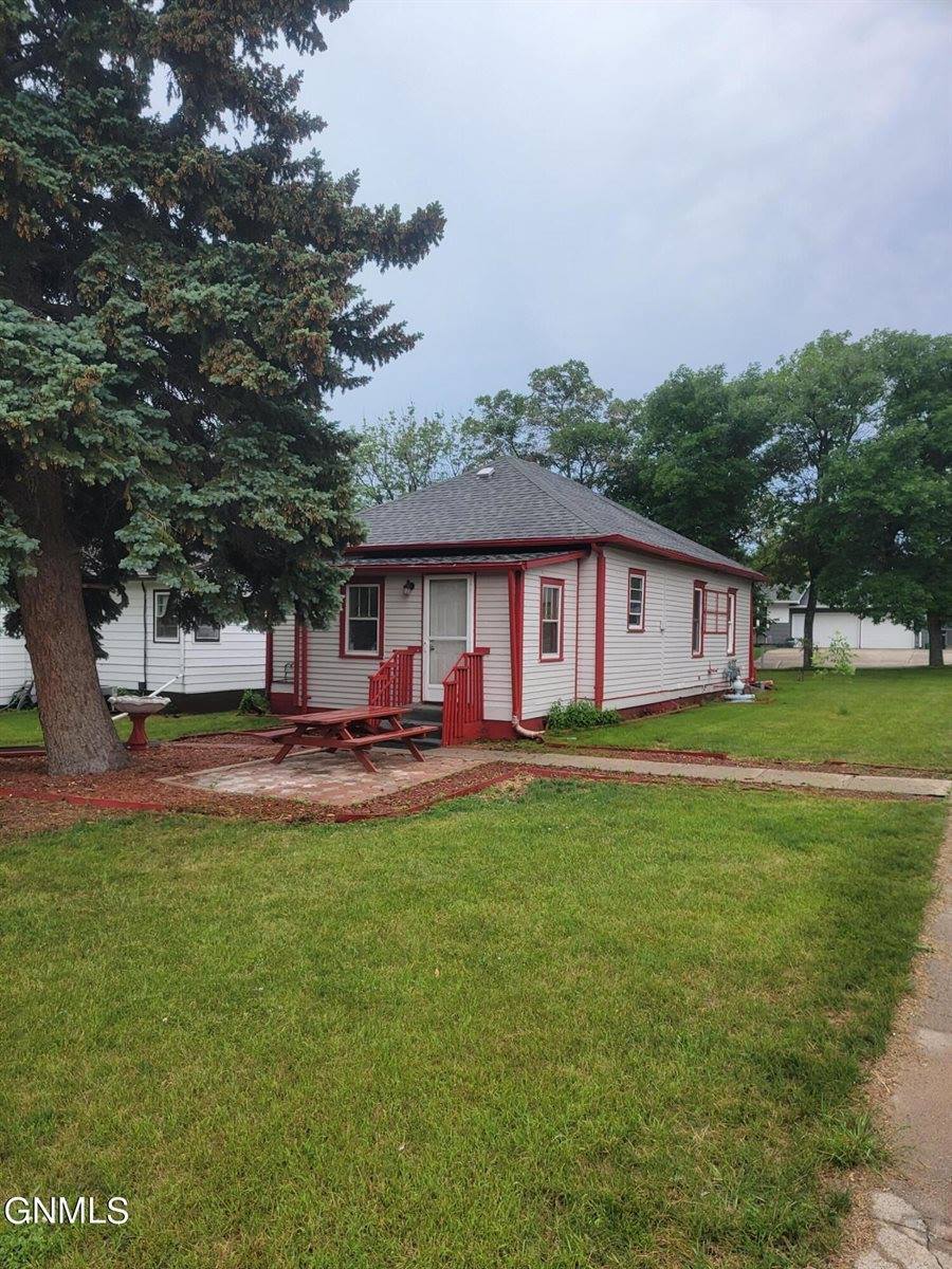 321 2nd Street NW, Linton, ND 58552