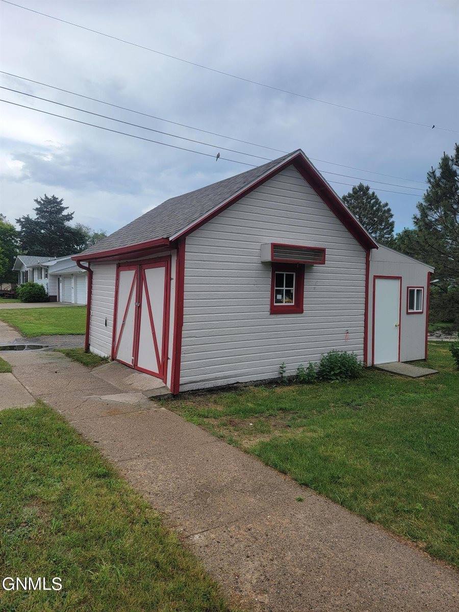 321 2nd Street NW, Linton, ND 58552