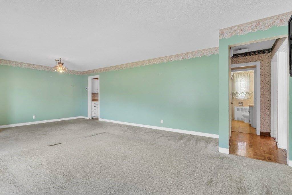 15 Robinridge Rd, Chicopee, MA 01022