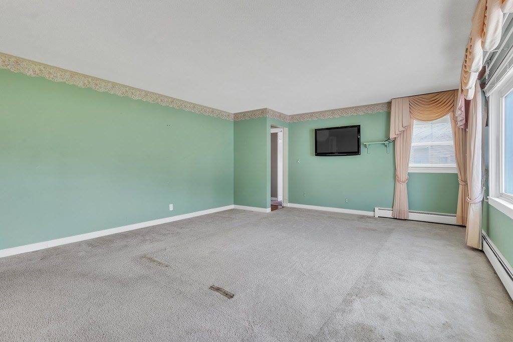 15 Robinridge Rd, Chicopee, MA 01022