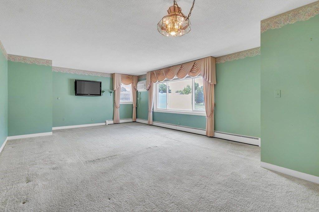 15 Robinridge Rd, Chicopee, MA 01022