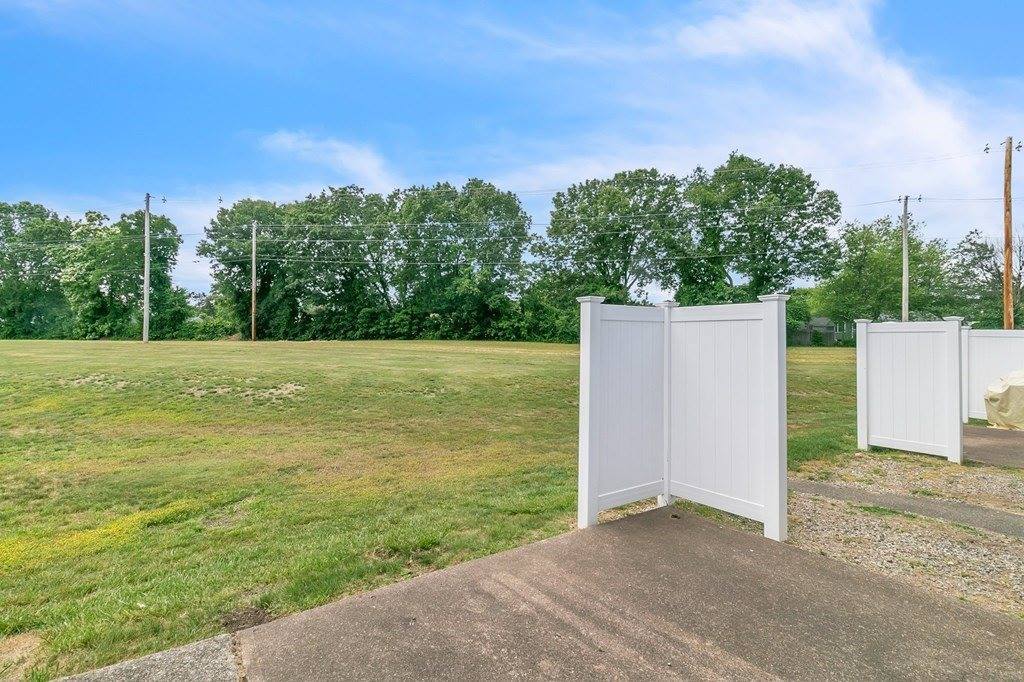 15 Robinridge Rd, Chicopee, MA 01022