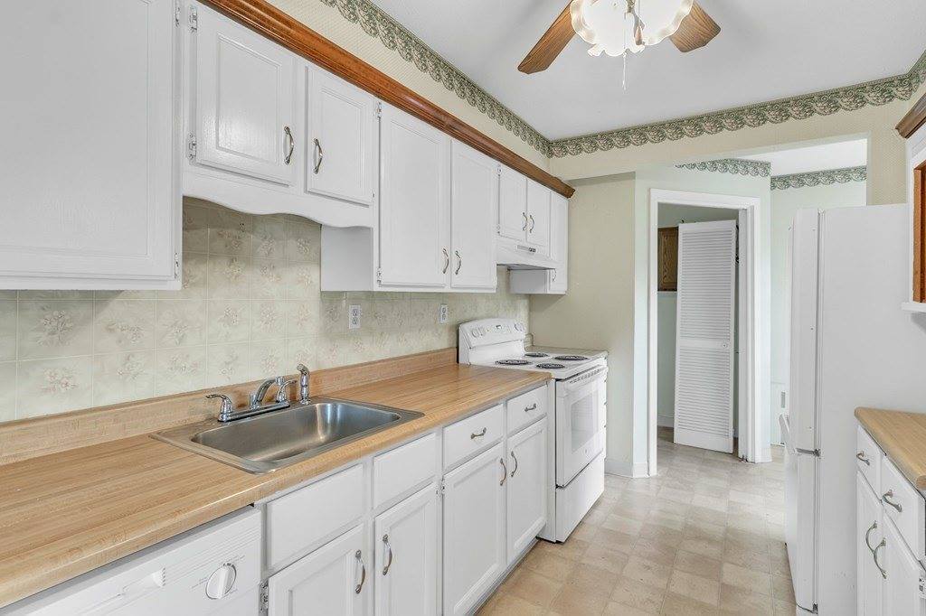 15 Robinridge Rd, Chicopee, MA 01022