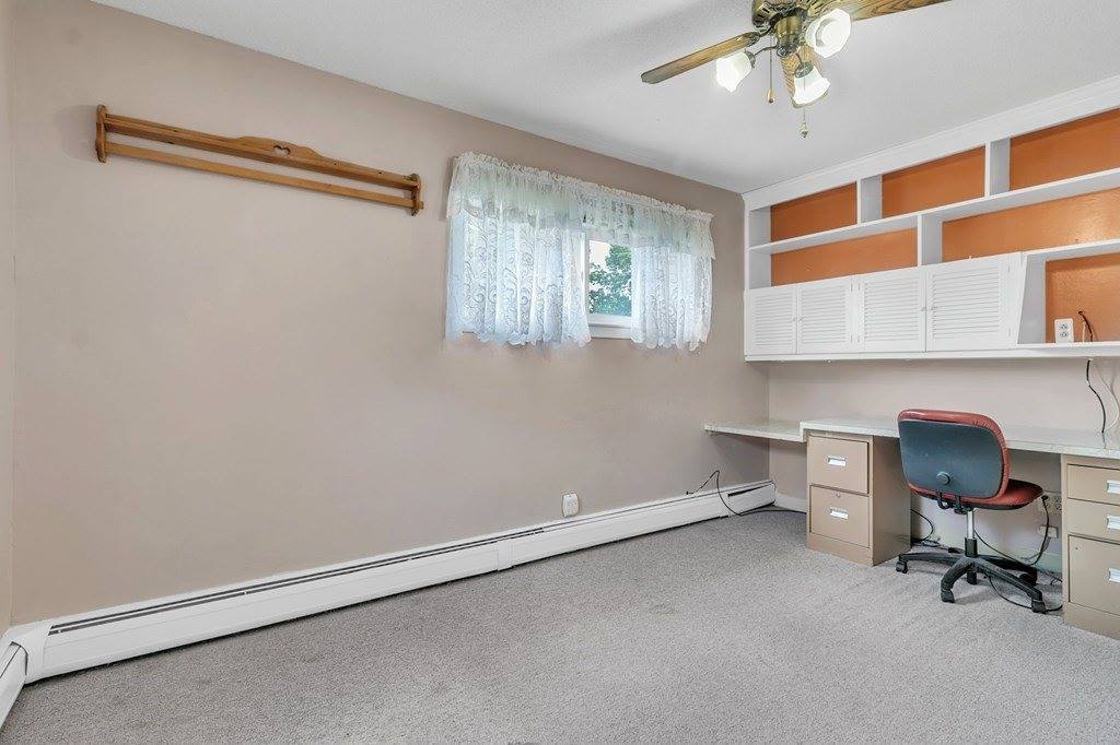 15 Robinridge Rd, Chicopee, MA 01022