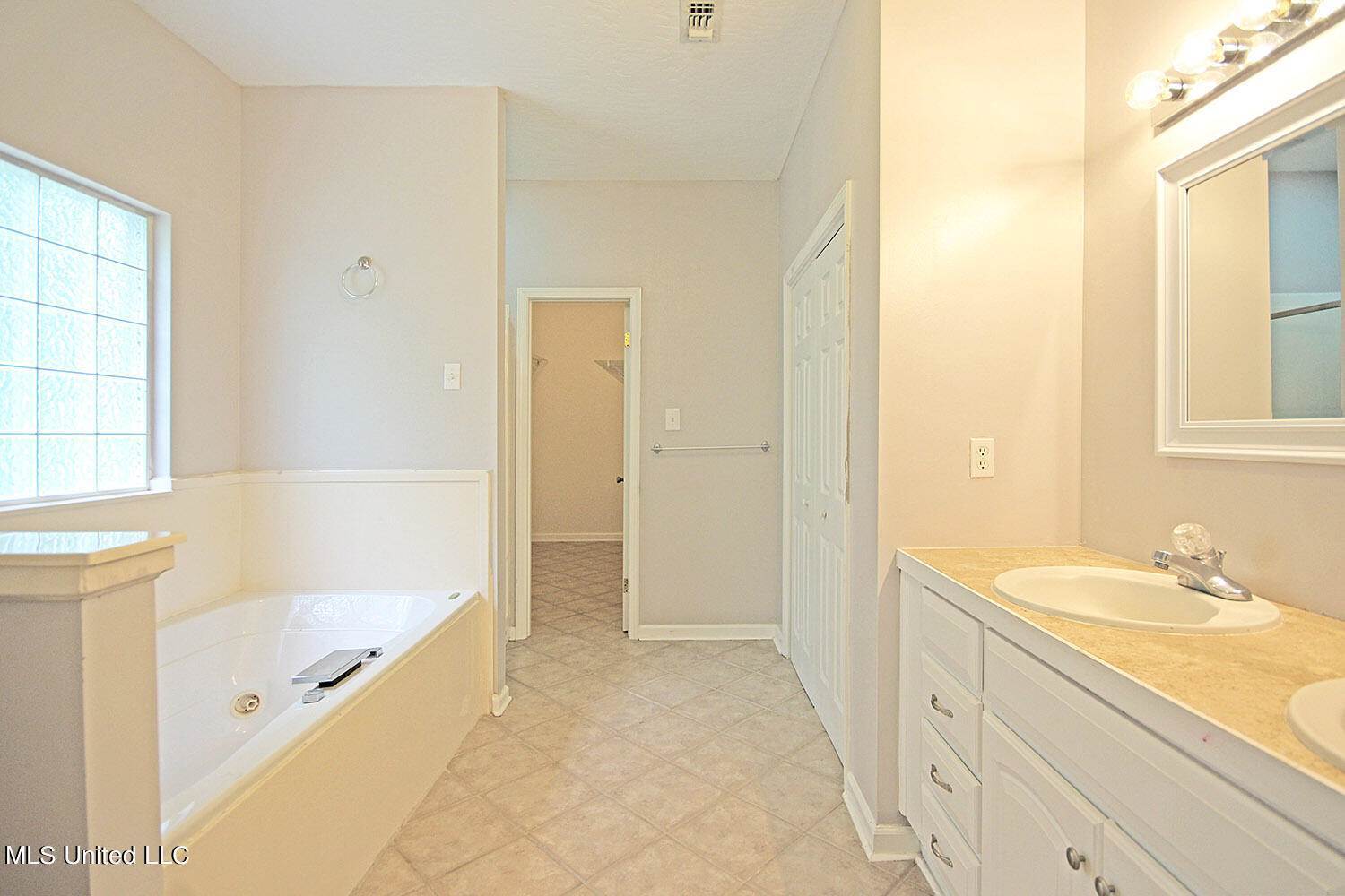 6507 Shoshonee Drive, Ocean Springs, MS 39564