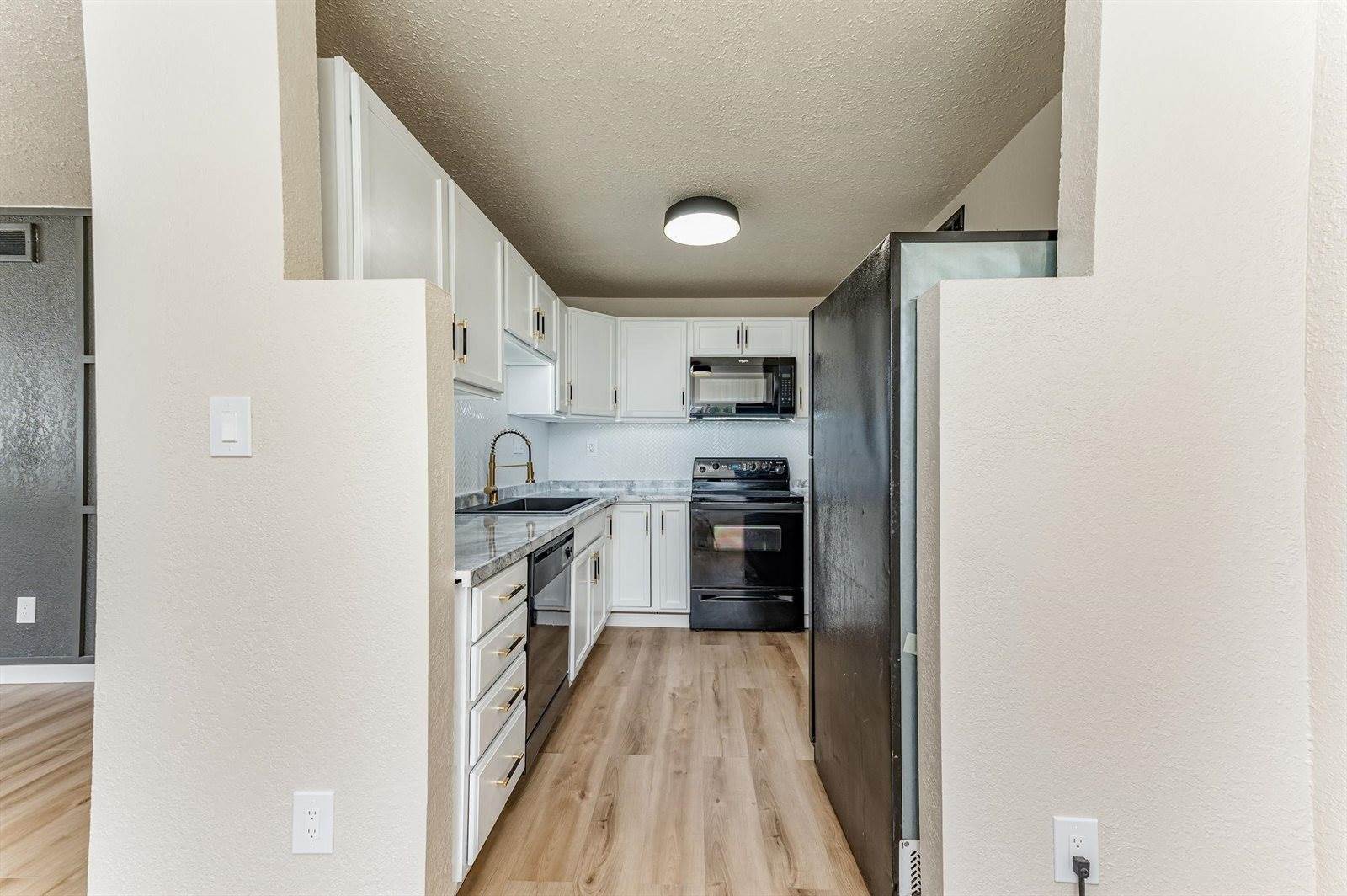 1709 W 30th St S, Wichita, KS 67217