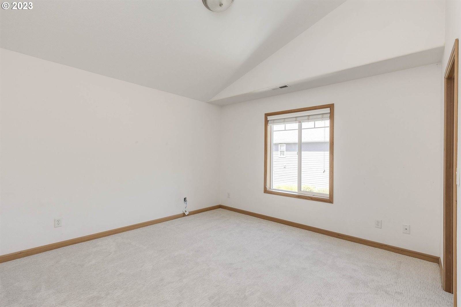 810 East 9TH St #D15, Newberg, OR 97132