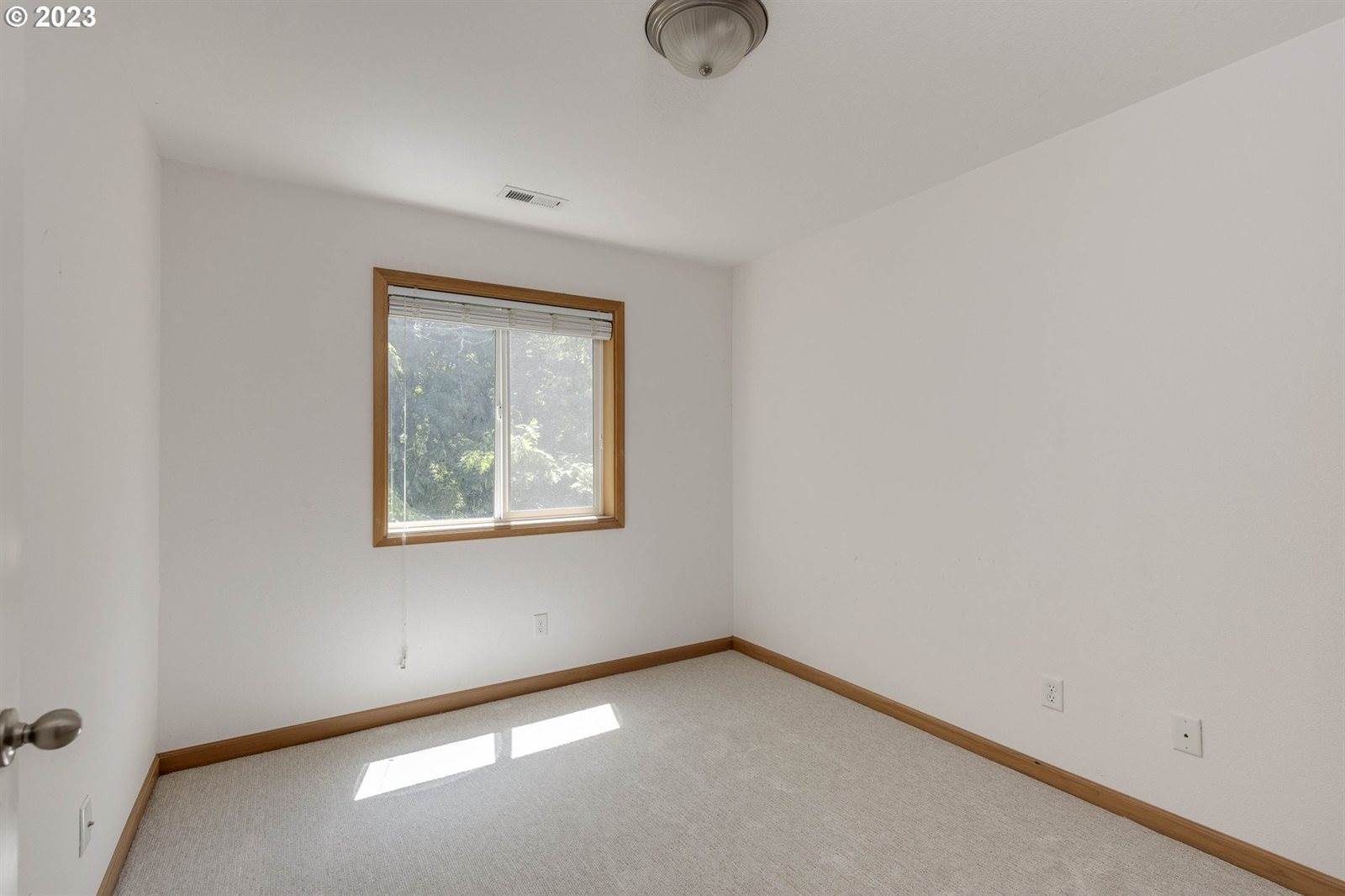 810 East 9TH St #D15, Newberg, OR 97132