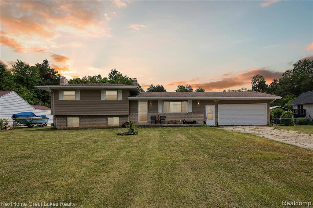 1372 North Genesee Road, Burton, MI 48509