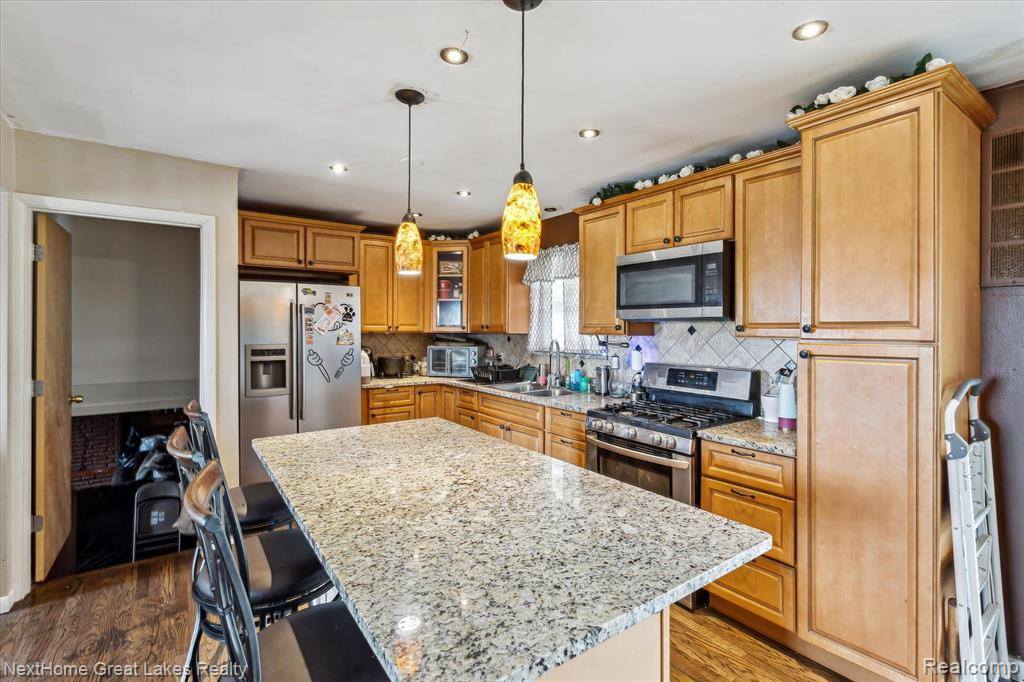 1372 North Genesee Road, Burton, MI 48509