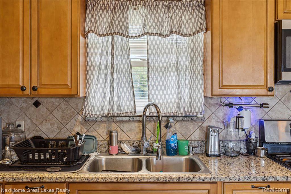 1372 North Genesee Road, Burton, MI 48509