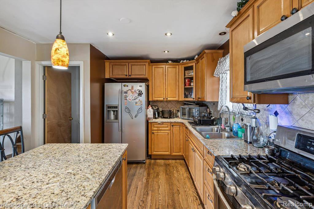 1372 North Genesee Road, Burton, MI 48509