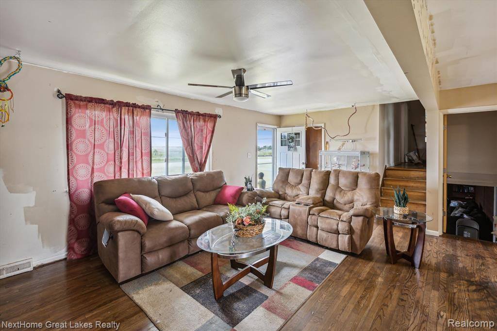1372 North Genesee Road, Burton, MI 48509