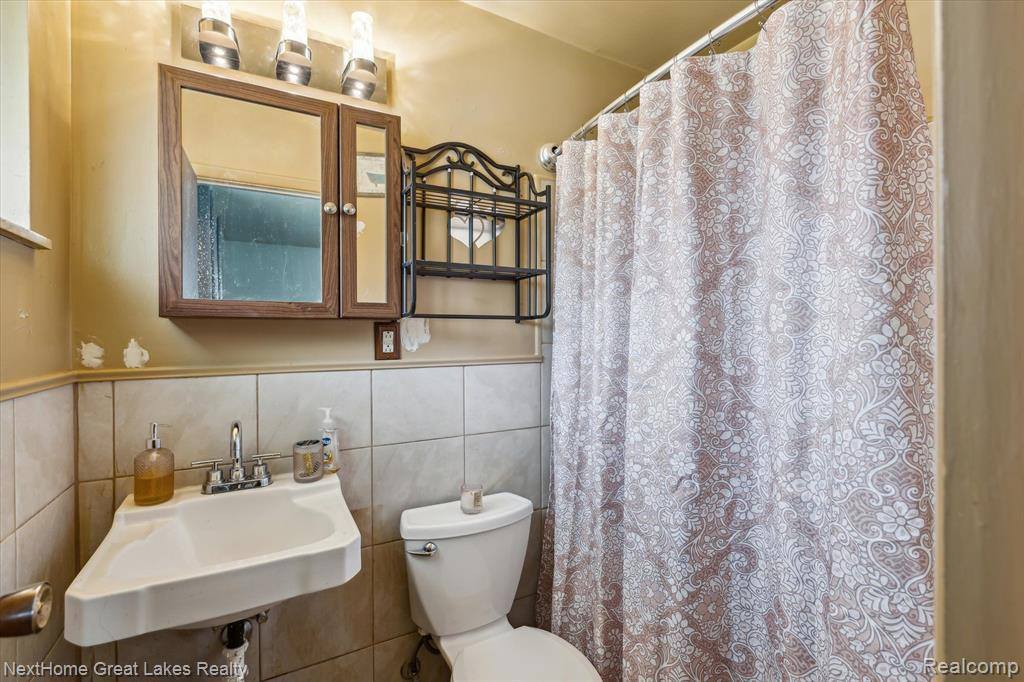 1372 North Genesee Road, Burton, MI 48509
