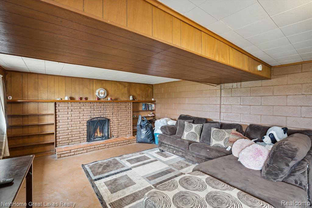 1372 North Genesee Road, Burton, MI 48509