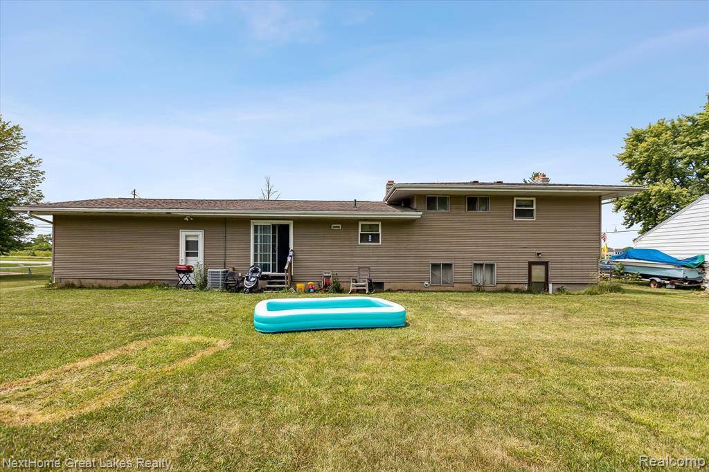 1372 North Genesee Road, Burton, MI 48509