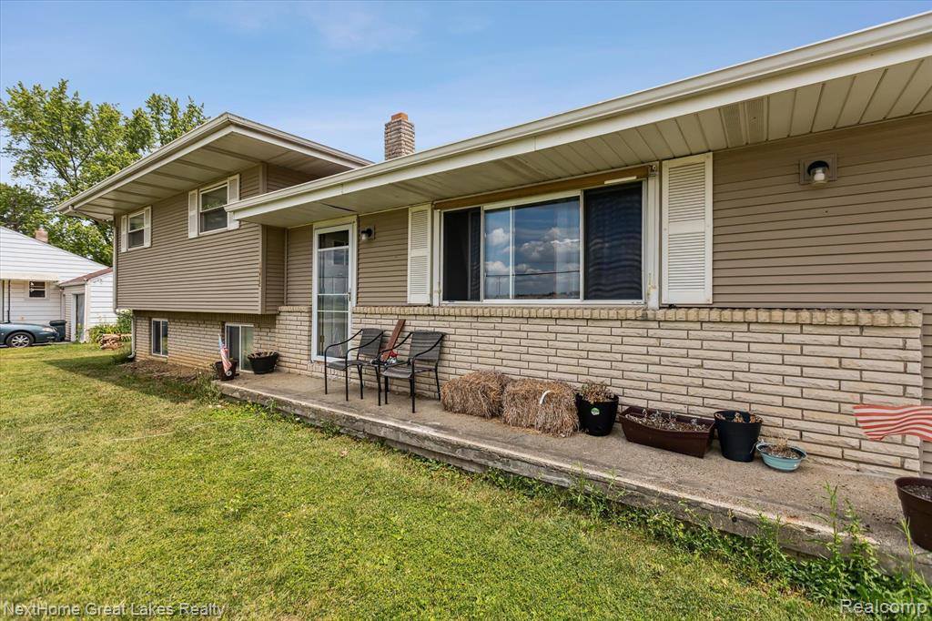 1372 North Genesee Road, Burton, MI 48509