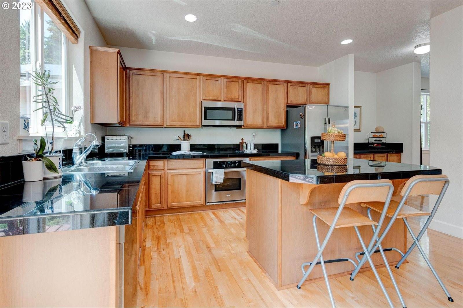 8371 SW Hayden Dr, Beaverton, OR 97007