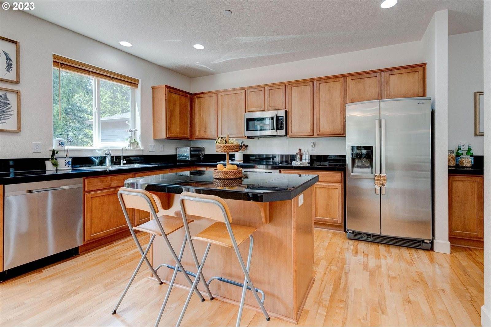 8371 SW Hayden Dr, Beaverton, OR 97007