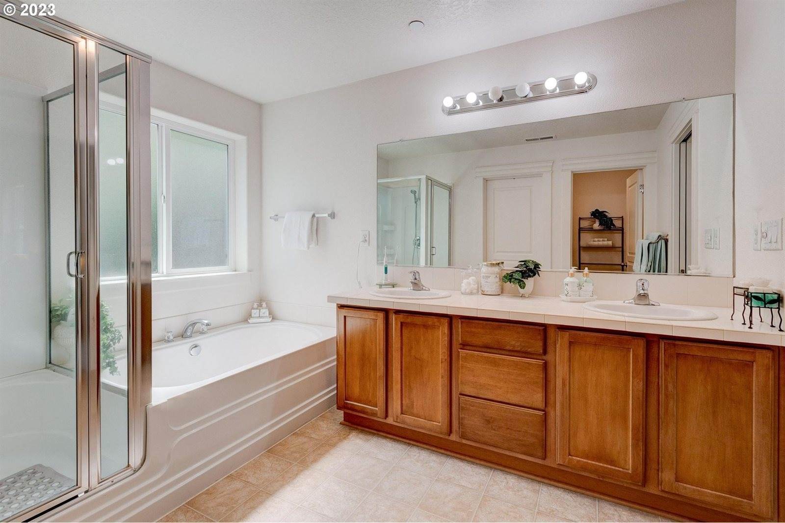 8371 SW Hayden Dr, Beaverton, OR 97007