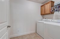 8371 SW Hayden Dr, Beaverton, OR 97007