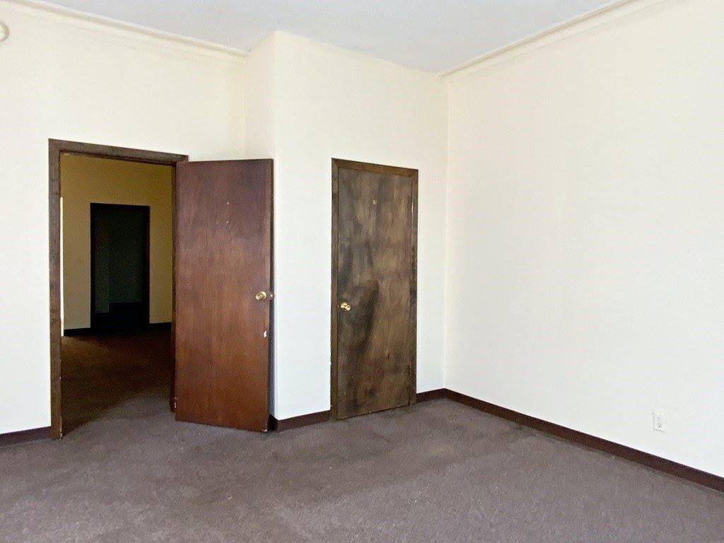 187 Chestnut St, Holyoke, MA 01040