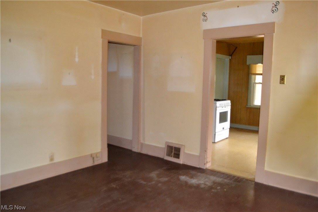 731 NE Grover Avenue, Masury, OH 44438