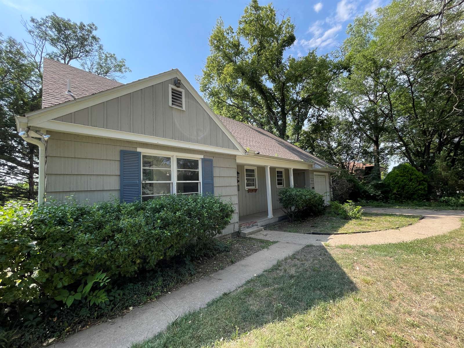 2413 SW Western Ave, Topeka, KS 66611