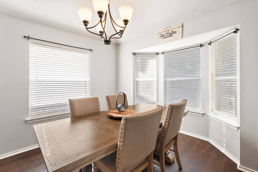 927 Benjamin Drive, Burleson, TX 76028