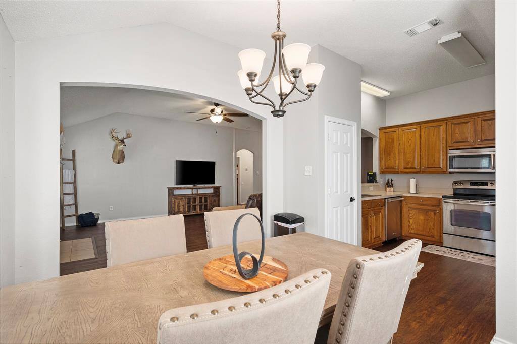 927 Benjamin Drive, Burleson, TX 76028