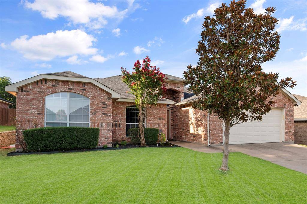 927 Benjamin Drive, Burleson, TX 76028